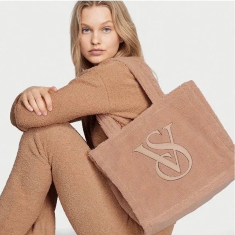 ୨୧ ・゚✧ SOLD!! Victoria’s Secret Sherpa Bag - Picture 1 of 5